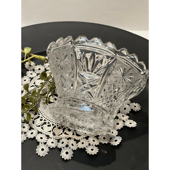 Crystal cut small bowl on single foot with saw tooth edge - Picture 3 of 4